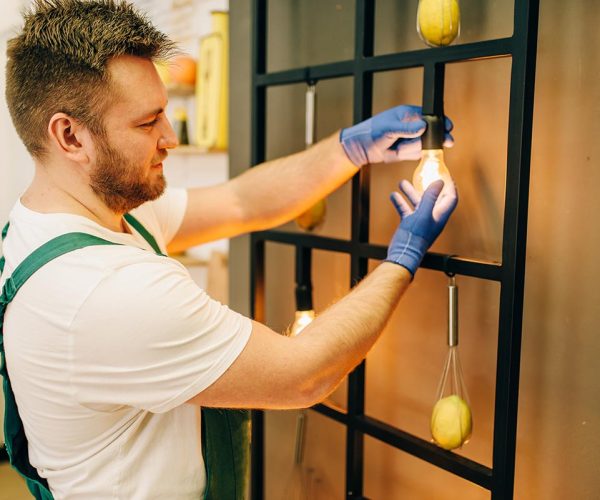 electrician-changes-the-light-bulb-handyman-resize.jpg asas