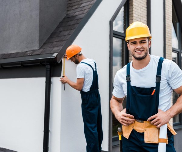 selective-focus-of-happy-handyman-in-uniform-near-service.jpg inicio